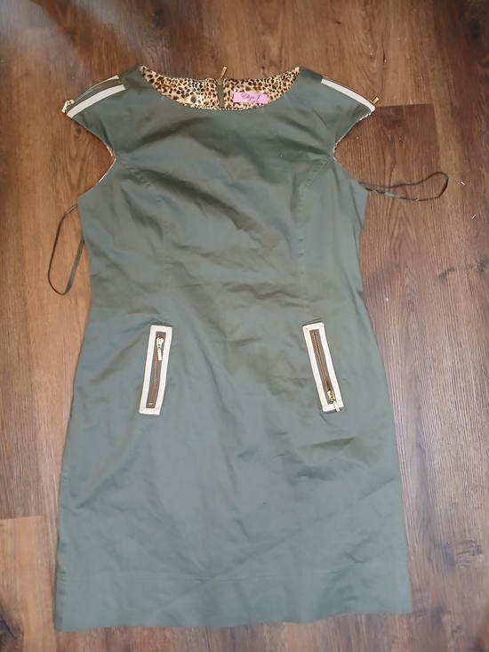 Eliza J Dresses & Skirts - Eliza J olive green shift dress featuring a cheetah print lining and gold zipper